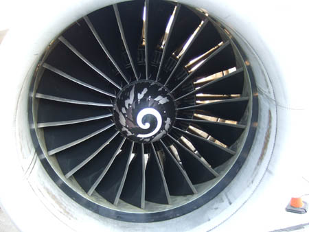 turbine_boing_777_flug_dallas_london_usa