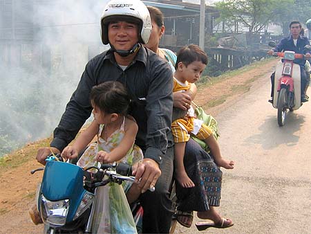 anne_6h_warten_auf_bus_savannakhet_weg_nach_hue.jpg