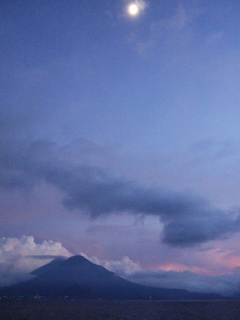 vulkan_mond_lago_atitlan_panajachel_guate